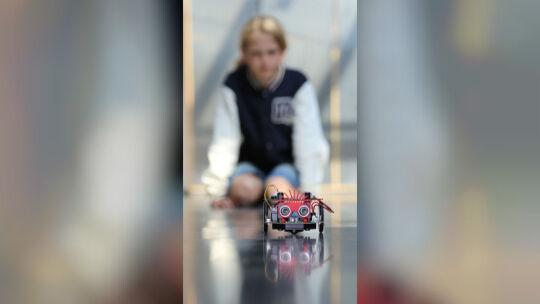 240819_lynn-mit-roboter1-callibot