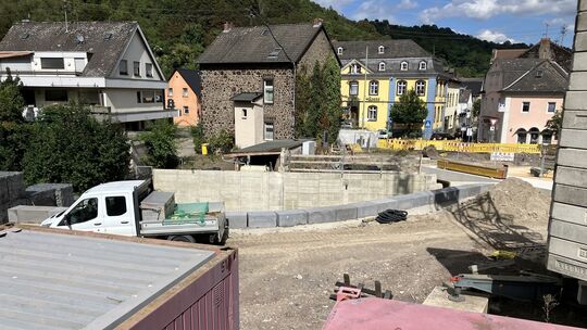 Noch dominieren Kran und Baufahrzeuge den Josefsplatz, doch ein Ende ist in Sicht. Die Stützmauer (Bildmitte) soll zukünftig mit img_7582