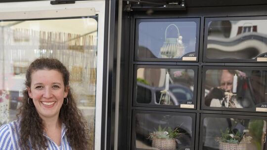 Eva Neises bietet rund um die Uhr vor ihrem Blumenatelier nun Handwerkskunst im Automaten an.
Foto: TV/Frank Auffenberg