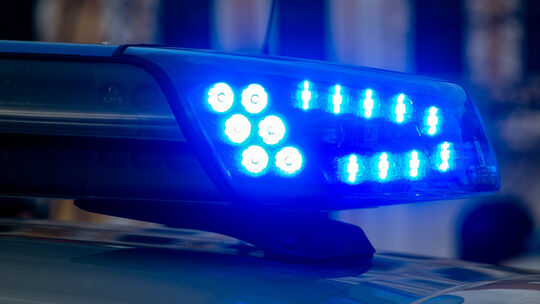 Ein Blaulicht der Polizei leuchtet auf. Die Zahl der Angriffe gegen Polizisten ist in den vergangenen Jahren in Sachsen-Anhalt g Angriffe auf Polizisten zuletzt häufiger