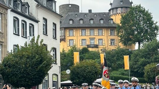 pi-499-2024-feierliches-programm-der-polizei-auf-dem-marktplatz-lockte-nach-mayen