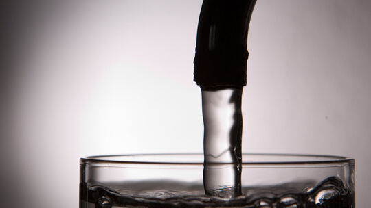 ARCHIV - 08.03.2013, Niedersachsen, Hannover: Leitungswasser läuft in ein Glas. (zu dpa: «Trinkwasser wieder sauber - kein Abkoc Trinkwasser
