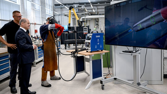 Scholz besucht das ABB-Ausbildungszentrum