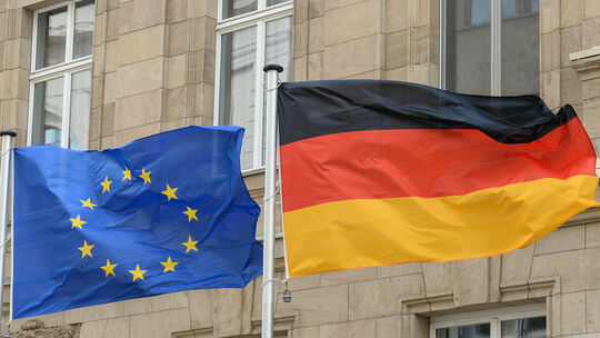 Europafahne und Deutschlandfahne