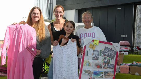 garagenflohmakt-drei-generationen-im-hof-von-resi-kleine-natrop-rechts-im-bild-bc2w9117