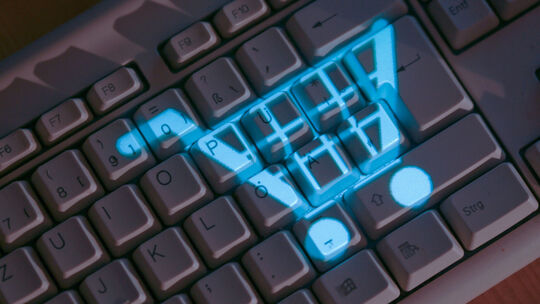 Symbol eines Einkaufskorbs leuchtet auf einer Computertastatur