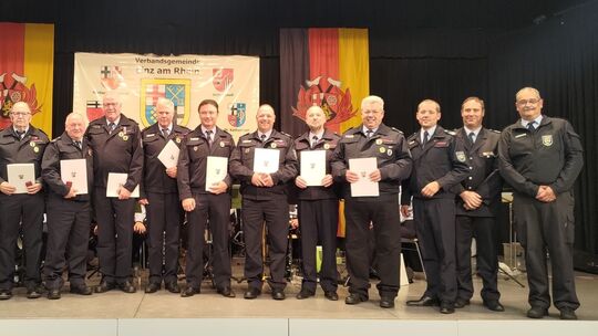 landrat-und-burgermeister-gratulieren-den-kammeraden-fur-viele-jahrzehnte-dienst