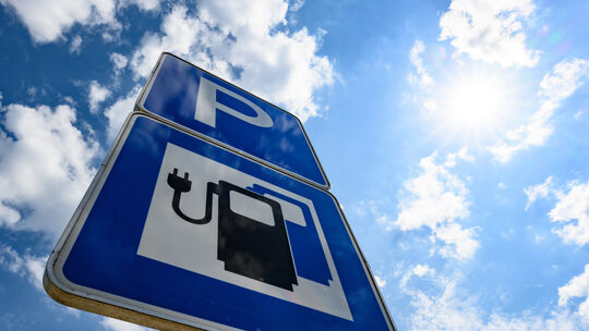 Parkplatz mit E-Ladestation