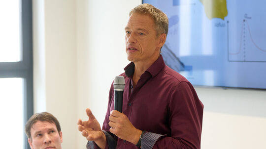 Erwin Zehe, Professor für Hydrologie, spricht während einer Pressekonferenz in Koblenz. Hinterbliebene von Opfern der Flutkatast Pressekonferenz zur Flutkatastrophe im Ahrtal