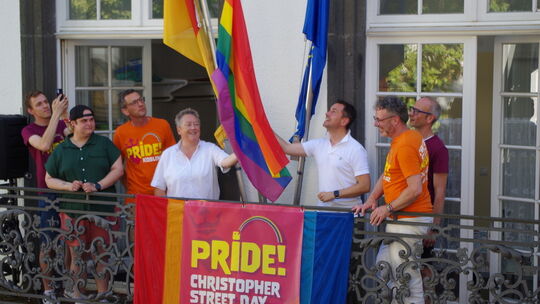 Inzwischen guter Brauch in Koblenz: Zur "Pride Week" wurde im August die Regenbogenfahne am Rathaus gehisst. Geht es nach den F 2778733_1_org_image_737701f4c7130bd3
