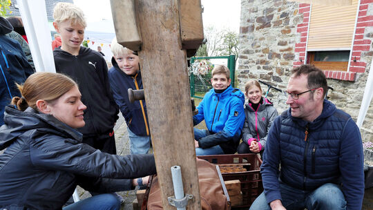 Apfelpresse auf dem Bauernmarkt in Meinborn