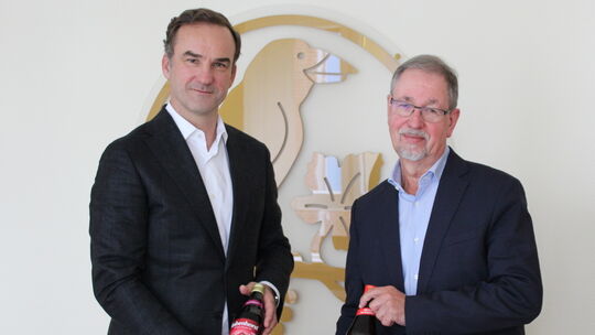 Marc Büker (links), neuer Geschäftsführer von Rabenhorst, und sein Vorgänger Klaus-Jürgen Philipp.