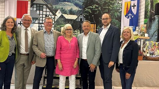 Neben Landrat Hallerbach zollten dem scheidenden Bürgermeister Martin Lerbs ebenfalls (von links) die Bürgermeisterinnen von Hau