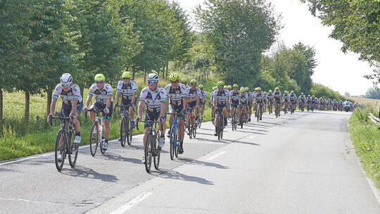 Das Peloton der guten Tat - und der fröhlichen Gesichter: die Vor-Tour der Hoffnung unterwegs an der Mosel. Im kommenden Jahr ge vor-tour-der-hoffnung-1