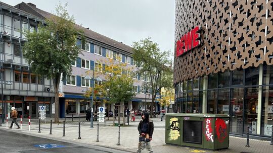Unschöne Szenen vor dem Rewe in der Mannheimer Straße sind längst Alltag. Hier uriniert ein offensichtlich sturzbetrunkener Mann rewe-suffkopp-pinkelt-auf-die-strae-verpixelt