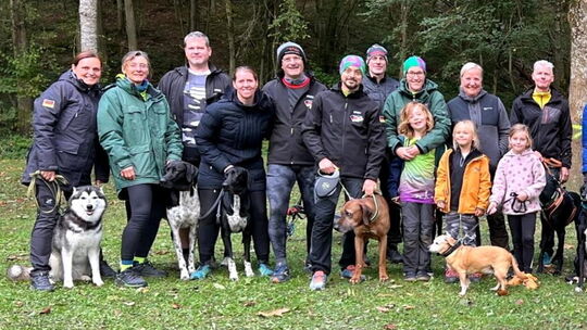 Wie ein Familienausflug mit den Kindern und dem Hund mutet das Gruppenbild an, das Christian Laier an der Grill- und Wanderhütte
