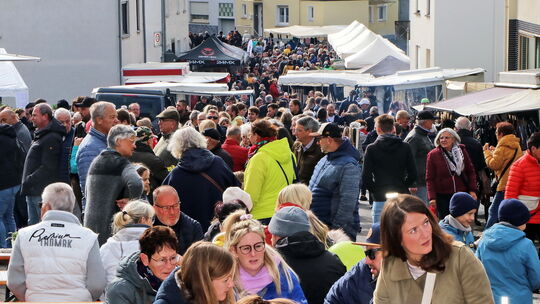 000_menschenmassen-auf-dem-markt-in-meudt
