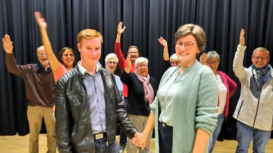 20241009_angehendes-prinzenpaar-der-kg-horhausen-michael-u-kerstin-hintergrund-hofstaat