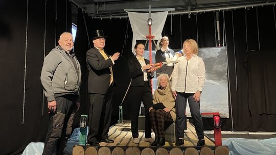 das-ensenble-des-sotheaters-freut-sich-auf-die-premiere-der-beiden-neuen-stucke-foto-till-kronsfoth - 1