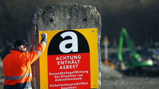 Asbestrückstände können bei Gebäudesanierungen zur gefährlichen Zeitbombe werden (Symbolfoto). Deponie Ihlenberg