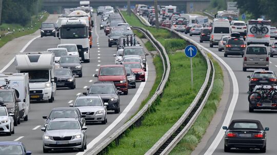 Viel Verkehr in beide Richtungen auf der A8 am Inntaldreieck