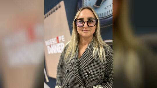 Spielleiterin Sylv Thomas als Dr. Käs-Schmindt