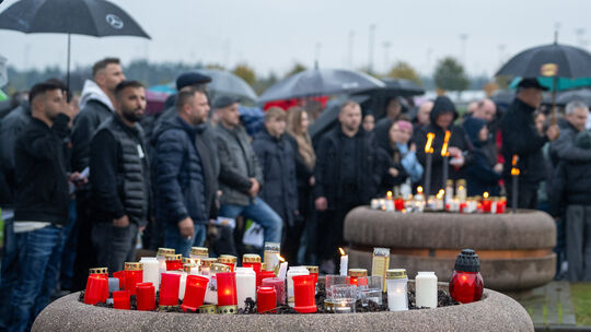 Demonstration vor Air Base gegen Gerichtsurteil