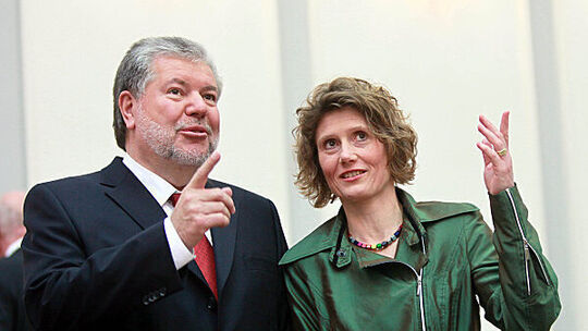 Der rheinland- pfälzische Ministerpräsident Kurt Beck und die Spitzenkandidatin der Grünen, Eveline Lemke, in Mainz nach den ers