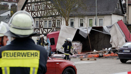 Sirenen alarmierten Bad Schwalbacher: Gefahrguttransporter havariert