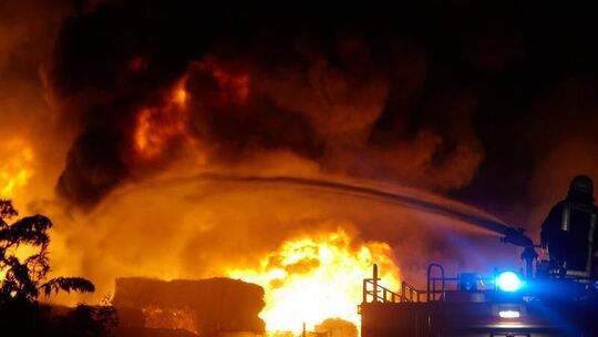 Einsatzkräfte kämpfen gegen die Flammen