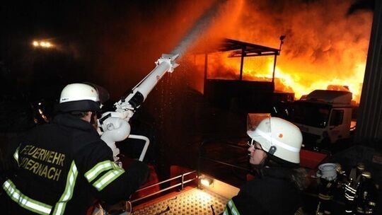 Fotos: 150 Feuerwehrleute in Nickenich im Einsatz - Walz