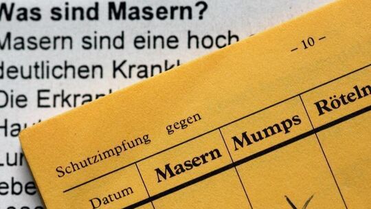 Impfbuch mit Masernimpfung