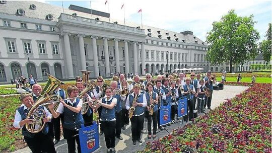 „Blasmusik im Blumenmeer“: Musikfest begeistert Buga-Besucher