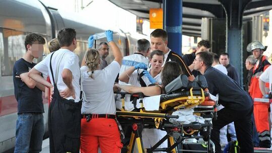 Hitze im defekten ICE lässt Schüler kollabieren