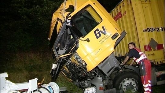 A61: Lkw prallt auf Schwertransporter