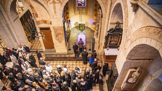 In langen Schlangen nahmen die Gläubigen nach dem Gottesdienst an der Bischofsgruft Abschied von Bischof Kamphaus.