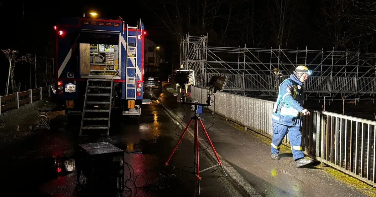 THW sichert Elzbachbrücke vor Hochwasser in Moselkern