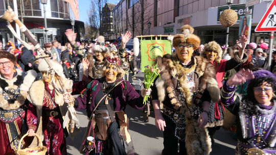  Foto zu Großer Karnevalszug der KG Blau-Weiß Neuenahrer Schinnebröder 2025 