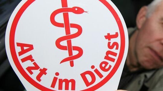 Auto-Schild «Arzt im Dienst»