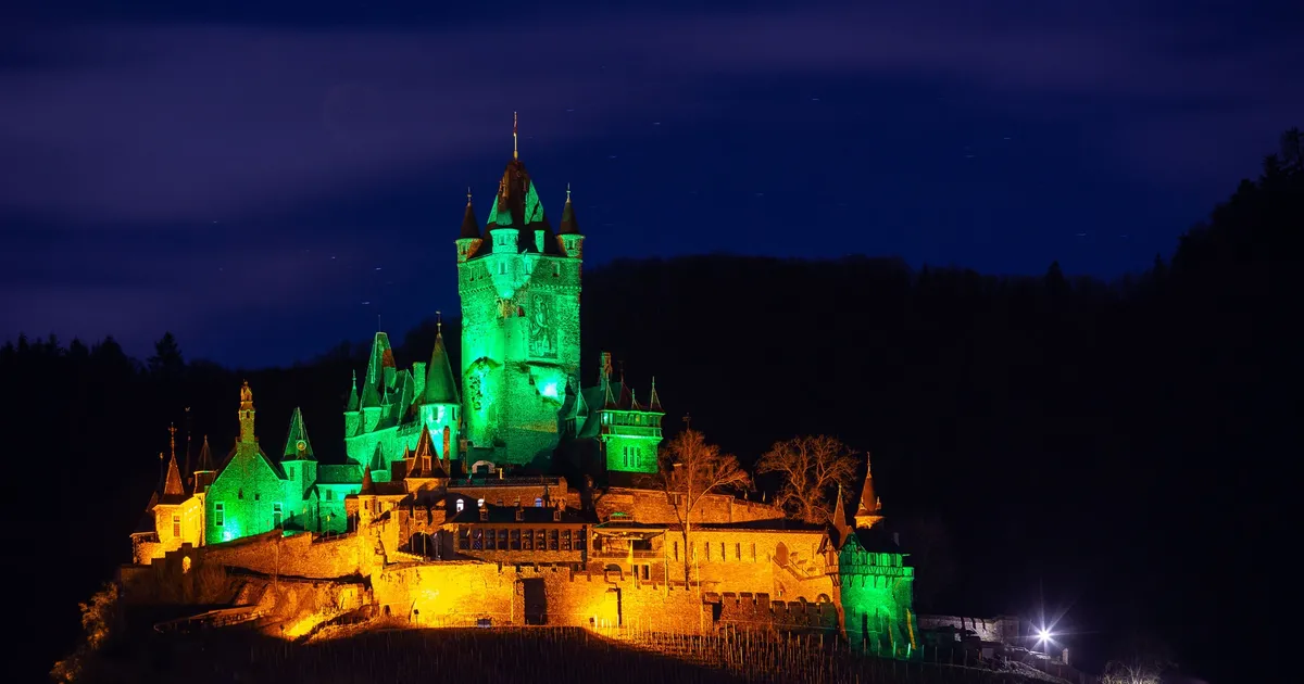Irischer Nationalfeiertag: Cochemer Reichsburg leuchtet zum St ...