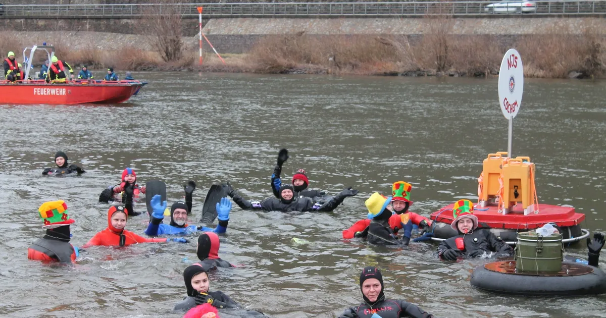 Neujahrsschwimmen nachgeholt: Waghalsige stürzen sich in Ernst in die ...