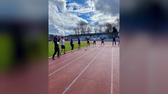 Gemeinsames Warm-Up zu Beginn der Veranstaltung Gemeinsames Warm-Up zu Beginn der Veranstaltung