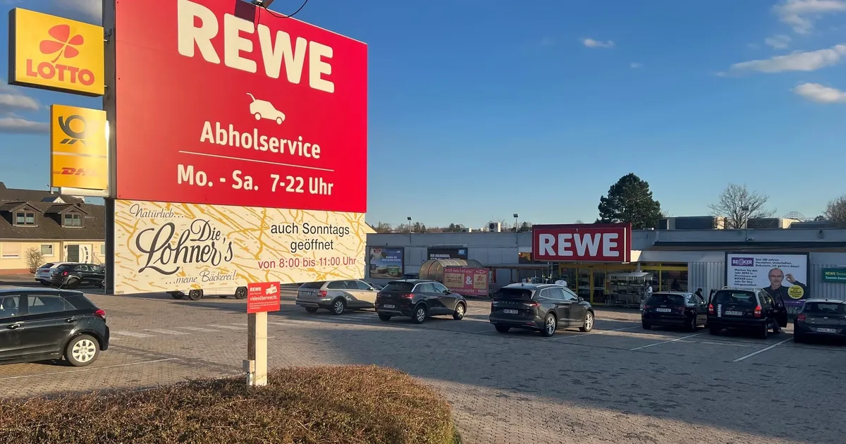 Abriss in naher Zukunft: Neubau des Rewe-Markts in der Moselstraße in ...