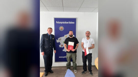 Der Leiter der Polizeiinspektion Koblenz 1, Polizeioberrat Eduard Schaab, überreichte den beiden Helfern im Namen der Behördenle Der Leiter der Polizeiinspektion Koblenz 1, Polizeioberrat Eduard Schaab, überreichte den beiden Helfern im Namen der Behördenle