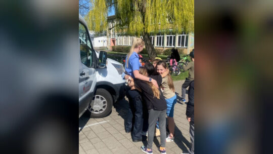 Polizeibeamtin der JVS mit Kindern Polizeibeamtin der JVS mit Kindern