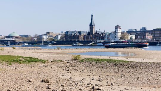 Trockenheit am Rhein