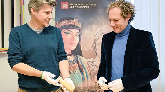 Kurator Börner (l) und Direktor Schubert stellen die Schau vor.