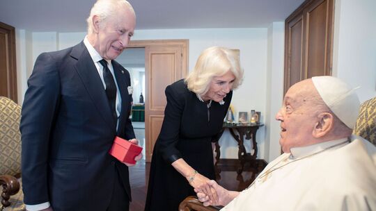 Papst empfängt König Charles und Königin Camilla im Vatikan