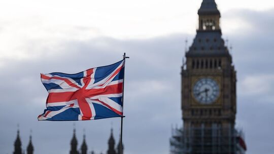 Ein Union Jack weht im Wind in London