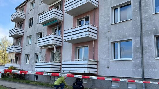 Frau mit Kind von Balkon gestürzt